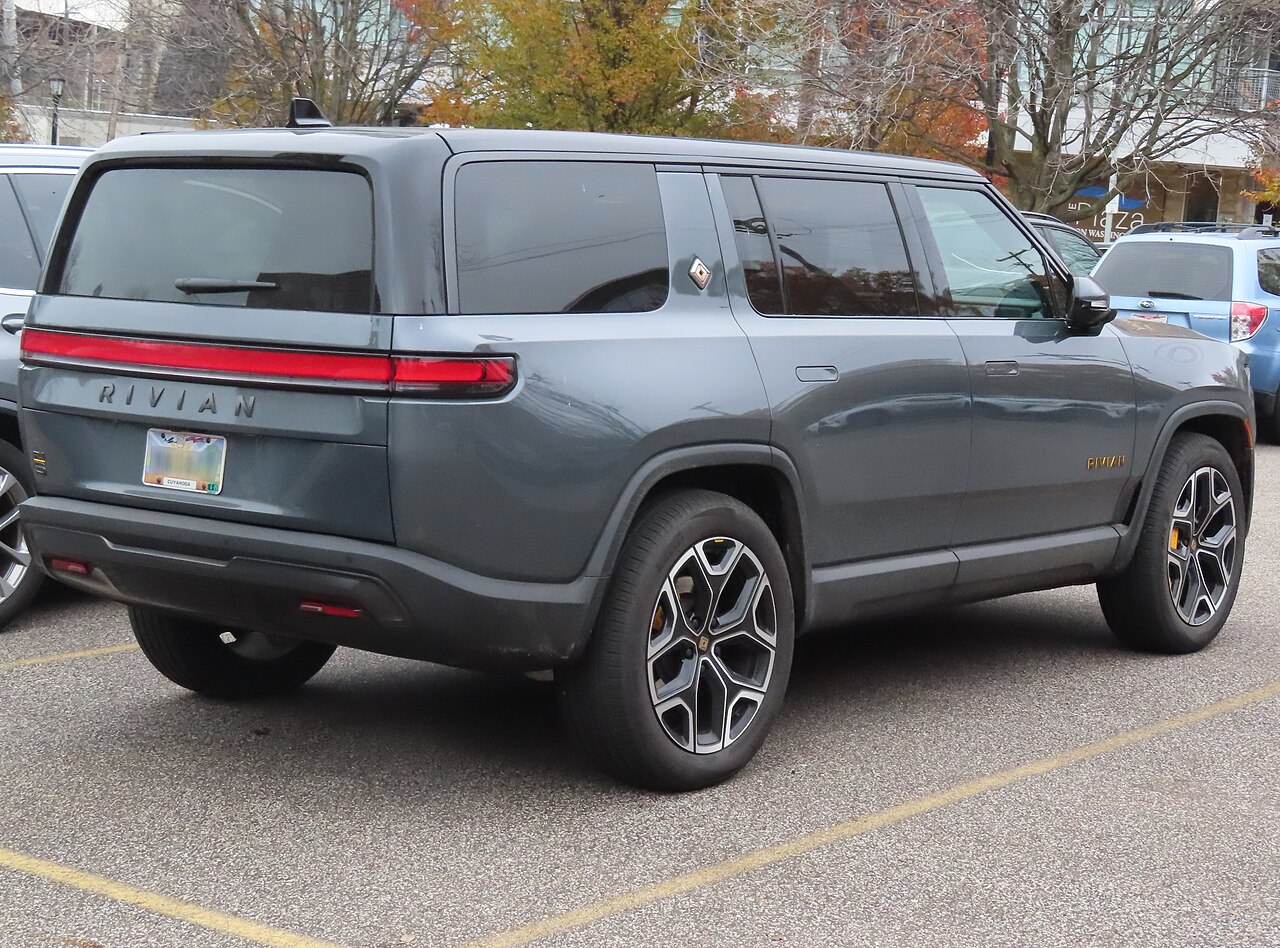 2025 Rivian R1S